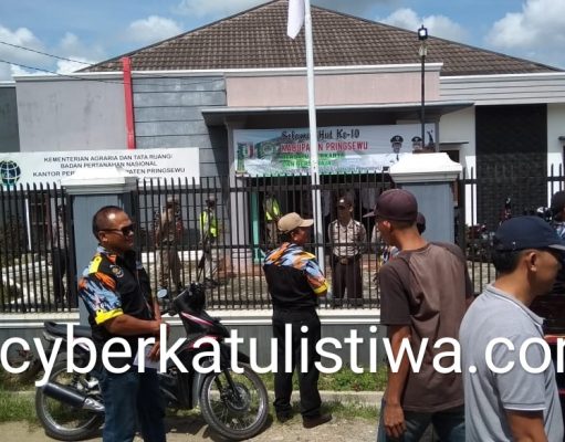 Diduga pembayaran ganti rugi tanah tidak transparan, LSM GMBI Wilter Lampung bersama warga Pekon Banjarejo, berunjuk rasa di depan kantor ATR/BPN Kabupaten Pringsewu
