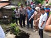 Bupati Tanggamus Dewi Handajani sempatkan waktu dihari libur untuk meninjau jalan longsor di Pekon Negeri Agung Kecamatan Talang Padang