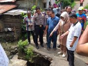 Bupati Tanggamus Dewi Handajani sempatkan waktu dihari libur untuk meninjau jalan longsor di Pekon Negeri Agung Kecamatan Talang Padang