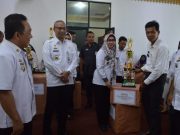 Bupati Tanggamus Hj. Dewi Handajani Serahkan Hadiah Lomba BBGRM Tingkat Kabupaten Tanggamus