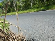AKSES JALAN TULANGBAWANG BARAT MENUJU TULANGBAWANG KURANG DI PERHATIAN OLEH PEMERINTAH SETEMPAT