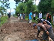 TNI Kotaagung Tanggamus bersama Warga Perbaiki Jalan Rusak di Pedukuhan Waysom Pekon Kotaagung Tanggamus