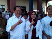 Wabup Tanggamus Hi.AM.Syafi’i,S.Ag., Bersama Keluarga Mencoblos/Menyalurkan Hak Suaranya Di TPS