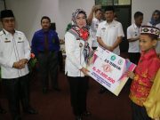 Bupati Tanggamus Hj. Dewi Handajani Beri Bonus Kepada Kafilah MTQ Berprestasi