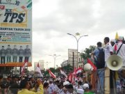 Kantor Komisi Pemilihan Umum (KPU) Provinsi Lampung Di Demo Relawan Prabowo – Sandi