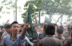 Himpunan Mahasiswa Islam (HMI) Kota Metro – Lampung Demo KPU Metro Berujung Bentrok