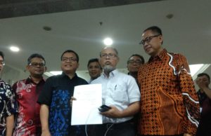 Sambangi MK untuk Perbaikan Berkas, Tim Kuasa Hukum Prabowo-Sandi Bawa Bukti yang Menghebohkan