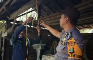 Mayat Seorang Kakek Yang Tergantung Di Gudang Di Evakuasi