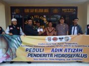 Peduli Bayi Atizah Penderita Hydrocephalus, Kombatpol Serahkan Bantuan di Polsek Pulau Panggung