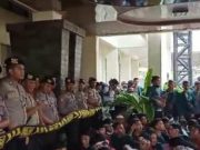 Usai Demo, Mahasiswa Kota Metro Salat Berjamaah Di Pintu Masuk DPRD Kota Metro