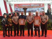 Kapolda Lampung Berikan Piagam Kepada Warga Di Momen Peresmian Polres Tulang Bawang Barat
