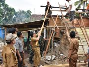 Bupati Lamtim Serahkan Bantuan Kepada Korban Puting Beliung