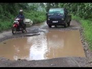 Jalan Dusun Sinar Baru Kecamatan Limau – Cukuh Balak Tanggamus Banyak Berlubang