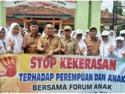 Warga Dan Pelajar Berdiri Sepanjang Jalan Sambut Bupati Lamtim