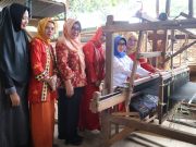 Bupati Tanggamus Dan Ketua Dekranasda Kunjungi Pengrajin Tenun Tapis dan Batik