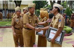 Wakil Walikota Metro Serahkan Reward Tahap Ke 2 Bagi OPD Berprestasi