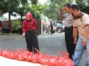 Anggota Pramuka Bersama Relawan Lampung Distribusikan Bahan Makanan Peduli Covid-19