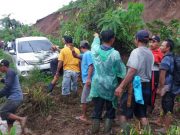 Polsek Pulau Panggung Polres Tanggamus Bersama Warga Bersihkan Material Jalan Longsor