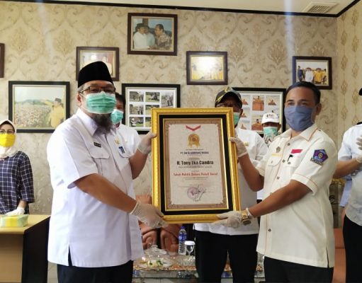 TEC Terima Penghargaan “Tokoh Politik Sukses Peduli Sosial”