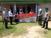 Kasat Binmas Polres Mesuji Bersama Kades Mulya Agung Bagikan Sembako