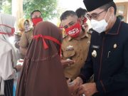 Bupati Lamtim Salurkan Langsung Bansos Rutin Pemkab Di Bulan Ramadhan