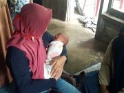 KOMIL Dan AJOI DPC Tanggamus Antar Rizki Ramadhan Balita Penderita Atresiaan Pulang Kerumah