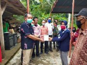 Wakil Bupati Tanggamus Bagikan Buku Rekening Penerima BLT