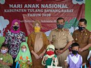 Peringatan Hari Anak Nasional, Kornelia Umar Bagikan Hadiah