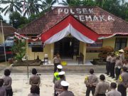 Polres Tanggamus Baksos Bersihkan Material Banjir dan Longsor