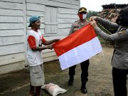 Polres Tulang Bawang Distribusikan 10 Ton Beras dan Bagikan Ratusan Bendera Merah Putih