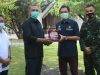 Umar Ahmad Menerima Cinderamata Dari BPH MIGAS