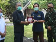 Umar Ahmad Menerima Cinderamata Dari BPH MIGAS