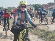 Kornelia Umar Bersepeda Kunjungi Sekolah-Sekolah Di Way Kenanga