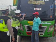 Satlantas Polres Tulang Bawang Pasang Puluhan Stiker