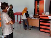 TNI Ingatkan Warga Ponorogo Patuhi Prokes Saat Cairkan BST
