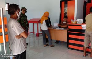 TNI Ingatkan Warga Ponorogo Patuhi Prokes Saat Cairkan BST