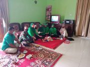 Ketua Persit Kartika Chandra Kirana Cabang XXXI DIM 0411/LT Ny. Novi Andri Hadiyanto Berikan Tali Asih Di Jum’at Berkah