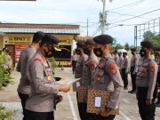 Kapolres TuBaBa Memberikan Penghargaan ke Personil