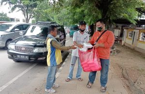 Jumat Berkah Kali Ini, SMSI Metro Bagikan Nasi Kotak
