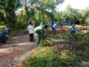 Kodim 0411/LT Melalui Koramil 411-09/Seputih Surabaya Bergotong-royong Bersama Warga