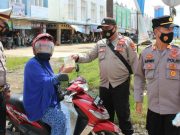 Jajaran Polres Tulang Bawang Barat Bagikan Masker Di Operasi Yustisi