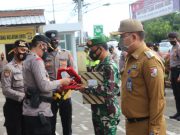 Kapolres TuBaBa Berikan Penghargaan kepada Camat Dan Danramil TBT