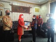 Bupati Tanggamus Beri Penghargaan Terhadap Halimah Seorang Guru PAUD