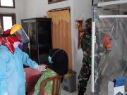 Kodim 0411/LT Lalui Babinsa Koramil 411-04/Trimurjo Lakukan Pendampingan Vaksinasi Covid-19