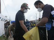Peringati HPSN Bupati TuBaBa, Lakukan Aksi Pungut Sampah