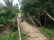 Jembatan penghubung lima Pekon Di Kecamatan Sumber Rejo Tanggamus Nyaris Putus