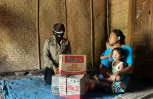 Anggota Polsek Sukorejo Bantu Ringankan Warga Ponorogo