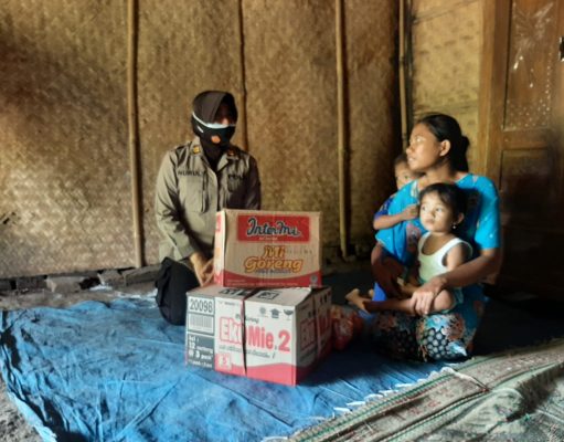 Anggota Polsek Sukorejo Bantu Ringankan Warga Ponorogo