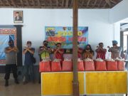 Sambang Desa, Anggota Polsek Siman Bagikan Sembako