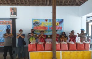 Sambang Desa, Anggota Polsek Siman Bagikan Sembako